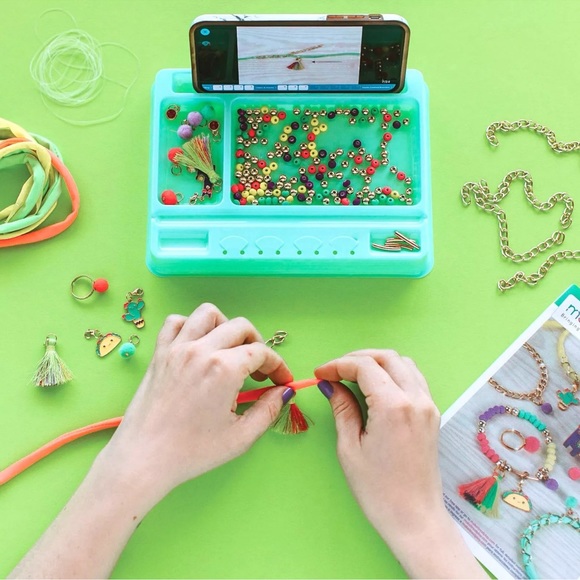 Make It Real Neo-Brite Chains and Charms Kit, Crafts for Kids, ages 8 and up! - Picture 3 of 4